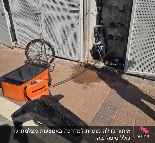 ציוד לגילוי נזילות ליד ארון מים חיצוני